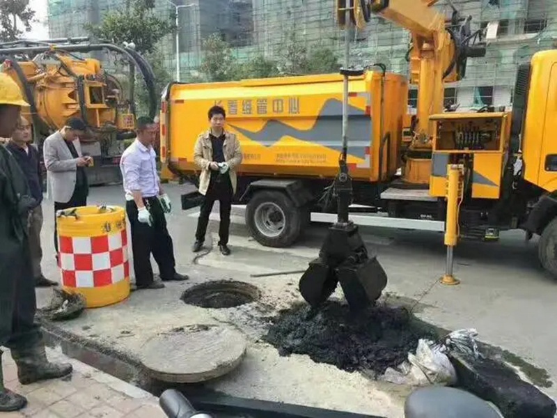 镇坪街道：网格员化身“清道夫”，为民解忧疏通“堵心”化粪池