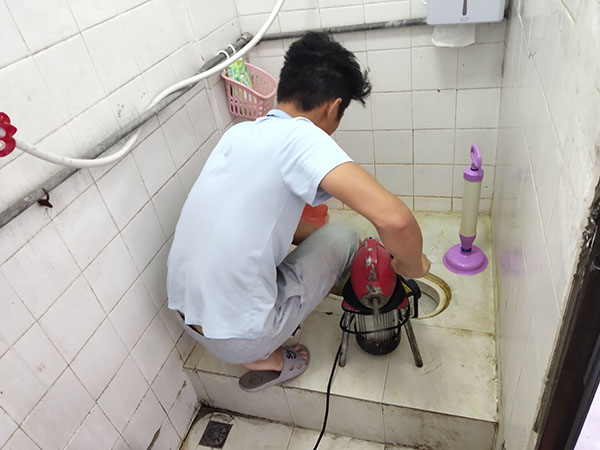 镇坪肥皂掉到马桶里把马桶堵住了怎么办？马桶堵住了怎么办
