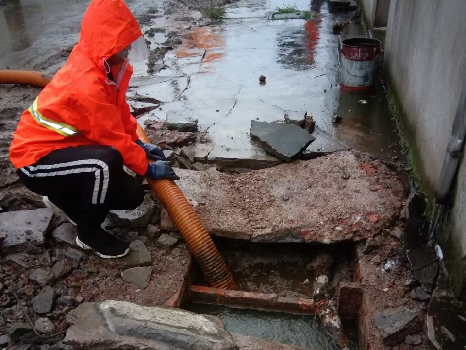 镇坪专业清理污水池 炜誉市政以规范流程守护城市 “肠道”